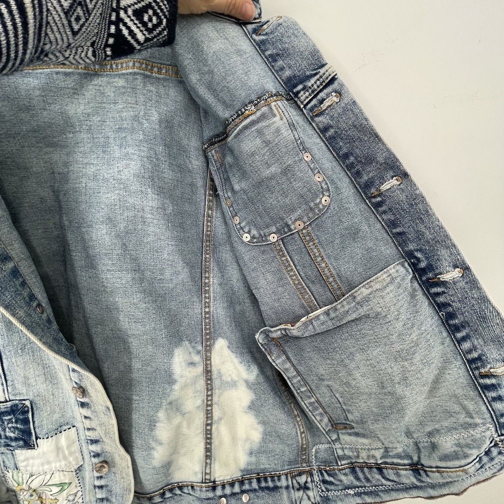 Akoo Oversized Distressed Denim Jacket Men's Size‎ M Floral Patches Metal Studs - Picture 14 of 16